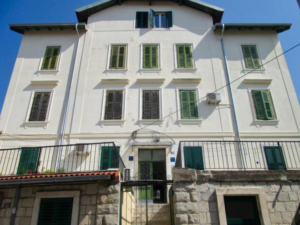 Iris Central En-suite Room - Cozy Base near Old Town - View 4