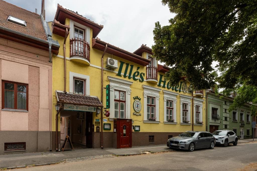 Illés Hotel - Main view