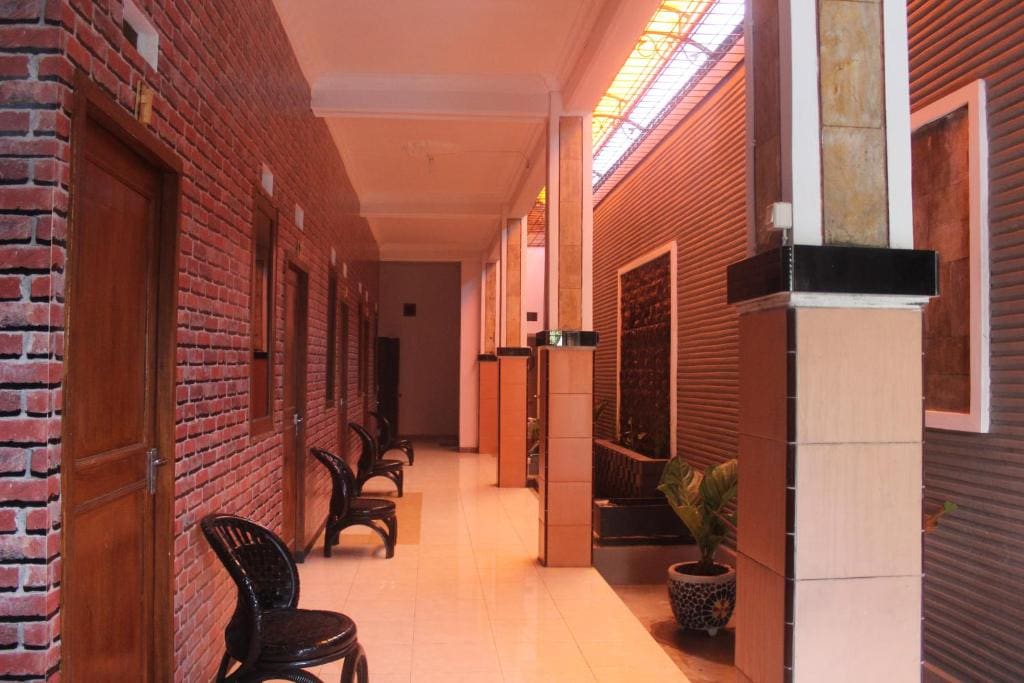 Crown Guest House - Main view