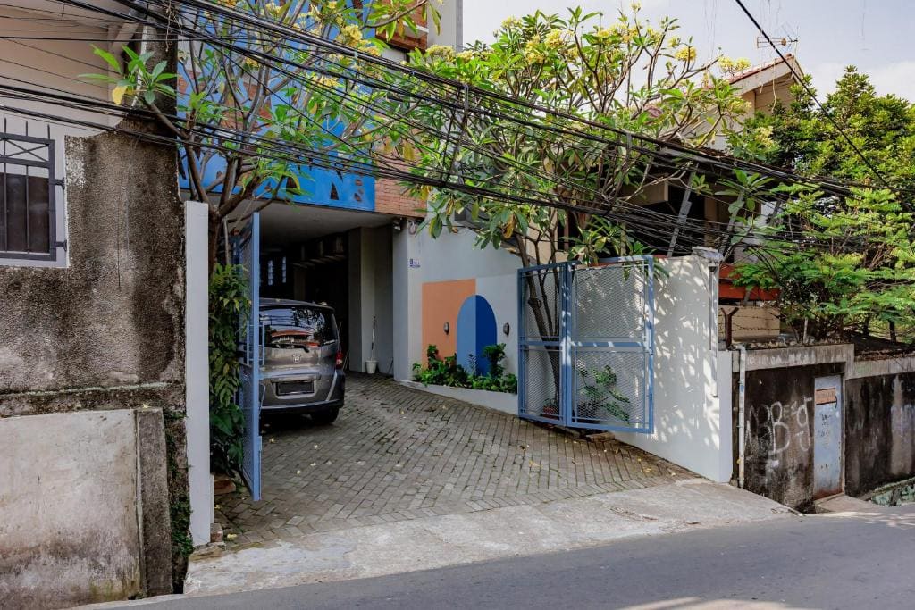 RedDoorz Plus near Radio Dalam 3 - View 7