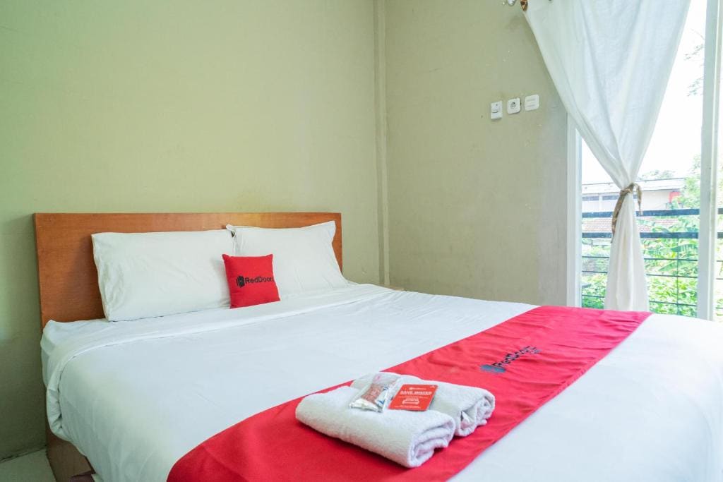 RedDoorz Plus Syariah At Lotus Hotel Bojonegoro - View 6
