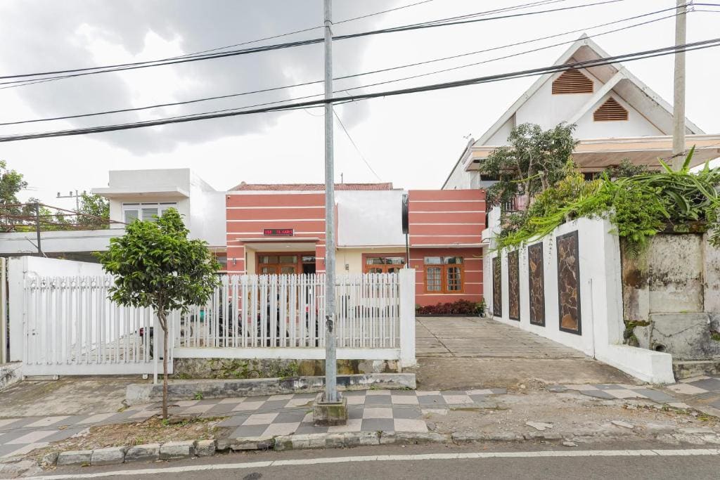 RedDoorz at WR Supratman Batu - Main view