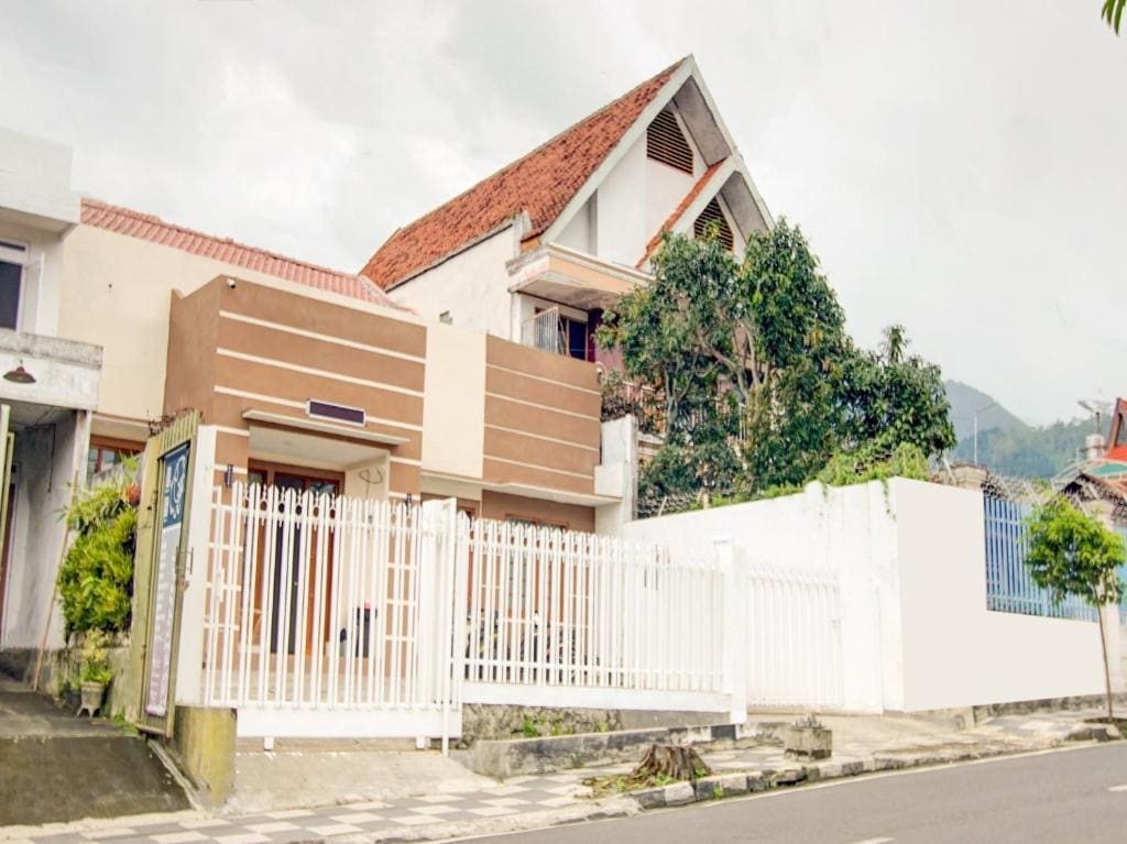 RedDoorz at WR Supratman Batu - View 5