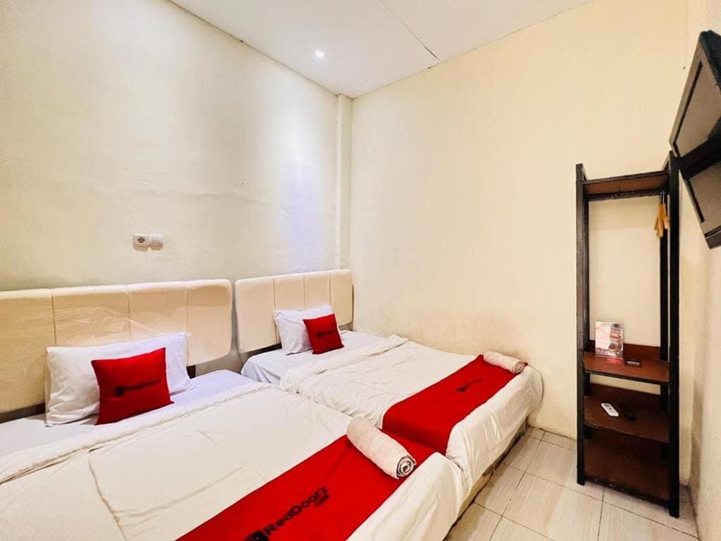 RedDoorz near Alun Alun Sidoarjo - View 5