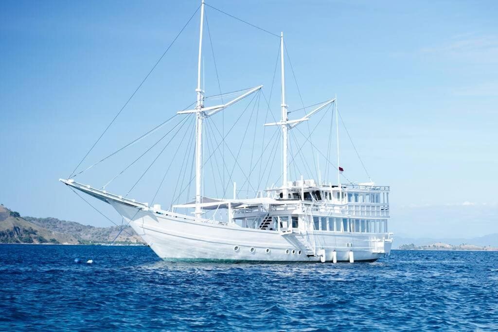 Phinisi charter in Labuan Bajo - Main view