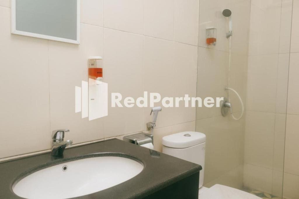 Pits Hotel Mitra RedDoorz near Atom Mall - View 5