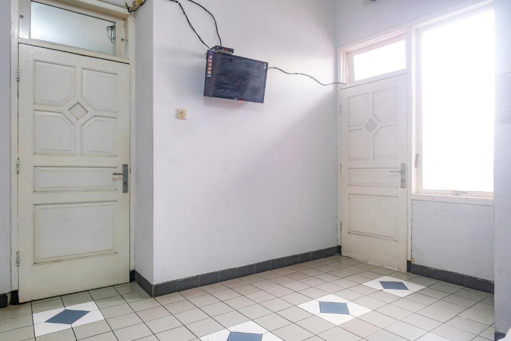 RedDoorz near Batik Tulis Celaket 2 - Main view