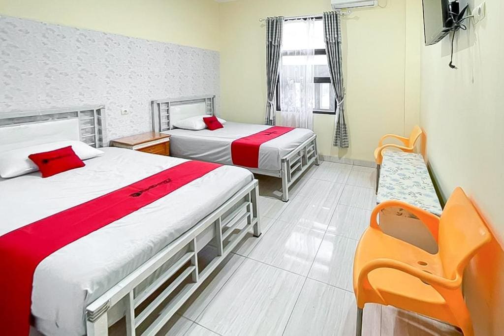 RedDoorz near Grage Mall Cirebon - View 2