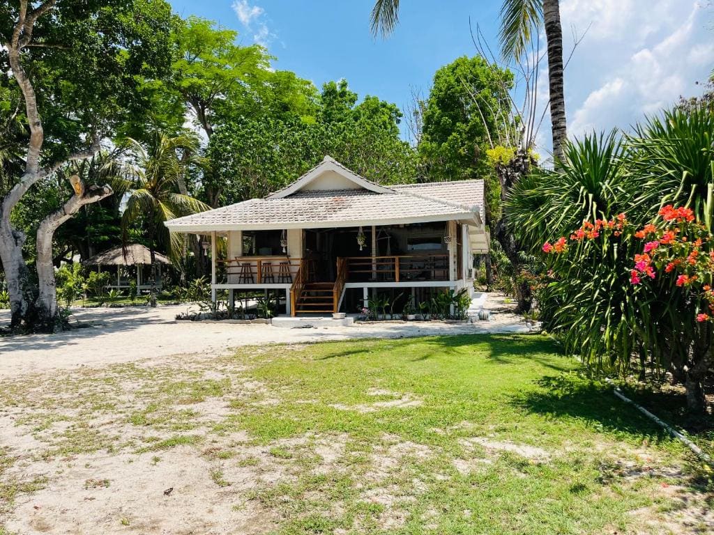 Scar Reef Resort Beachfront Paradise - Main view