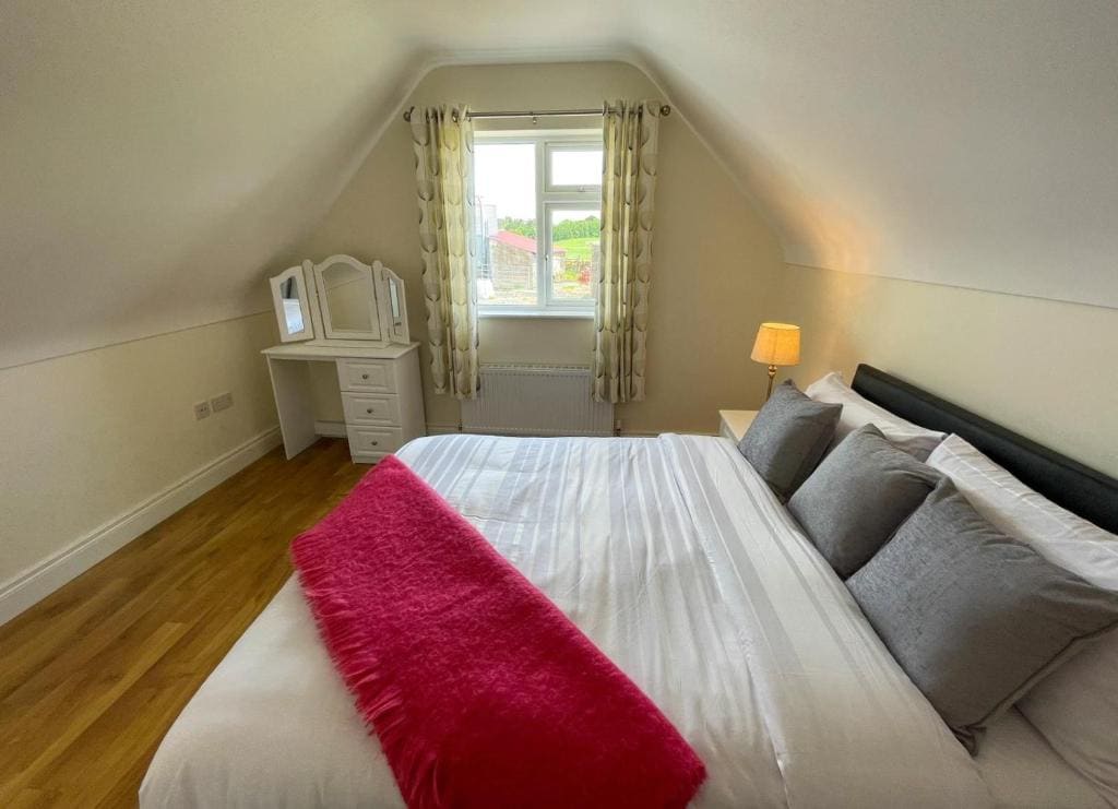 Drumlanaught Cottage Farnham - View 2