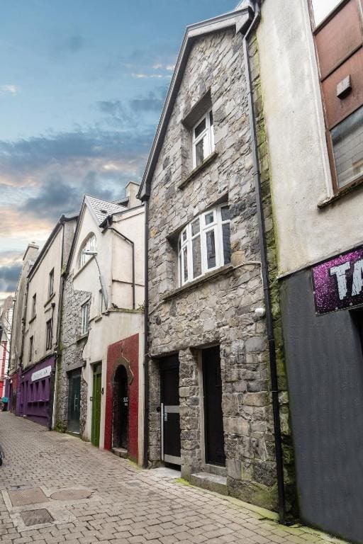 The Snug Townhouse - Main view