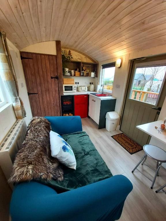 The Feathers Shepherds Hut - View 4