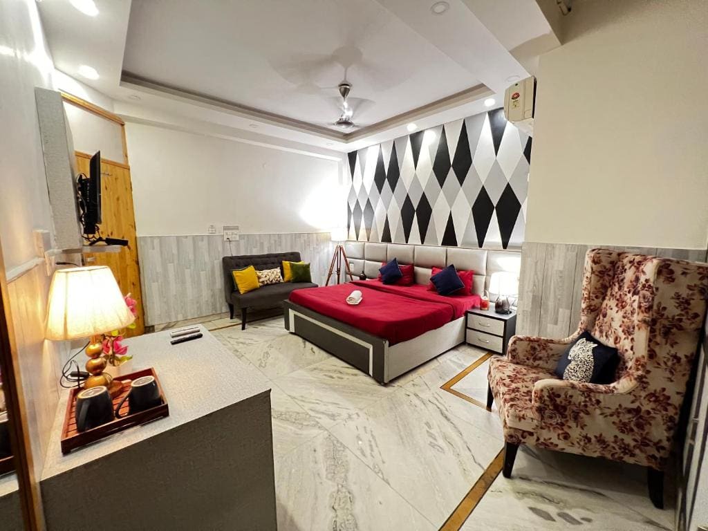 Divine Inn Hotel Near Rajouri Garden Main Market - View 2