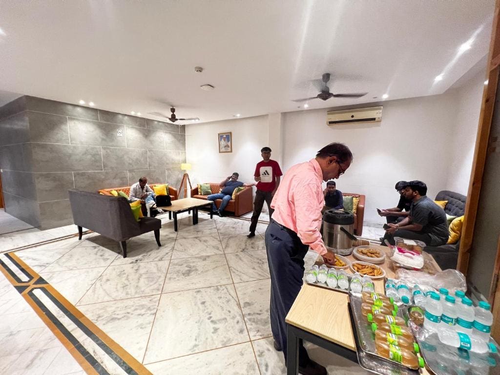 Divine Inn Hotel Near Rajouri Garden Main Market - View 4