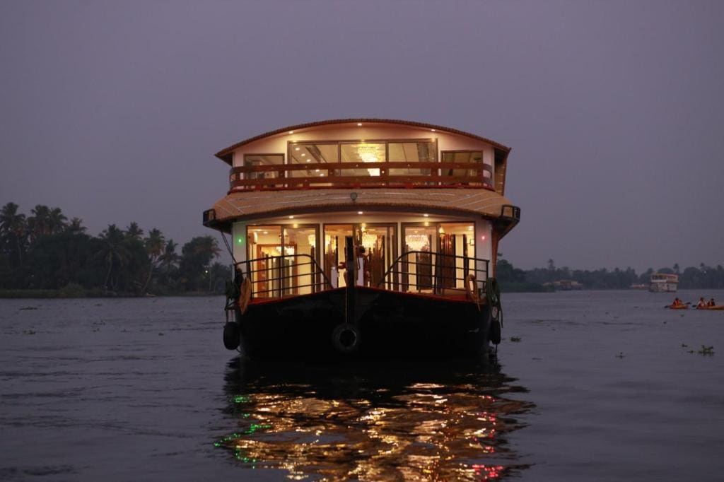 Cosy Boathouse - Main view
