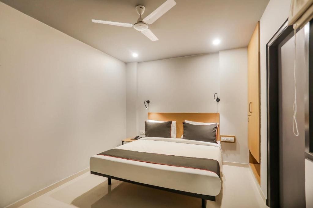 Collection O Le Noida Hotel Near Sector 76 Metro Station - View 7