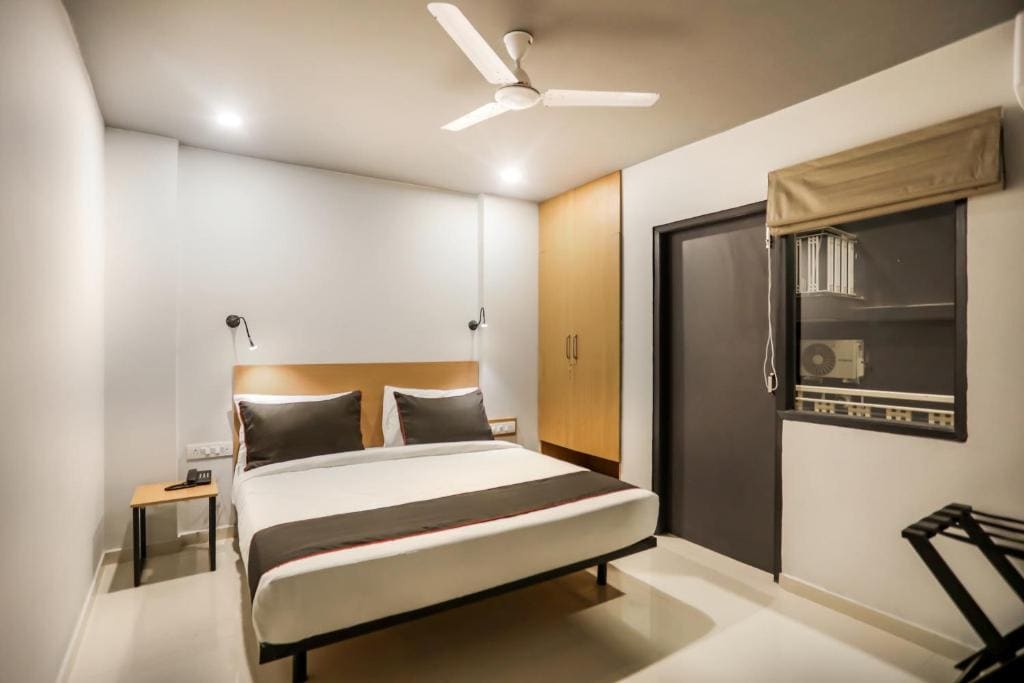 Collection O Le Noida Hotel Near Sector 76 Metro Station - View 5