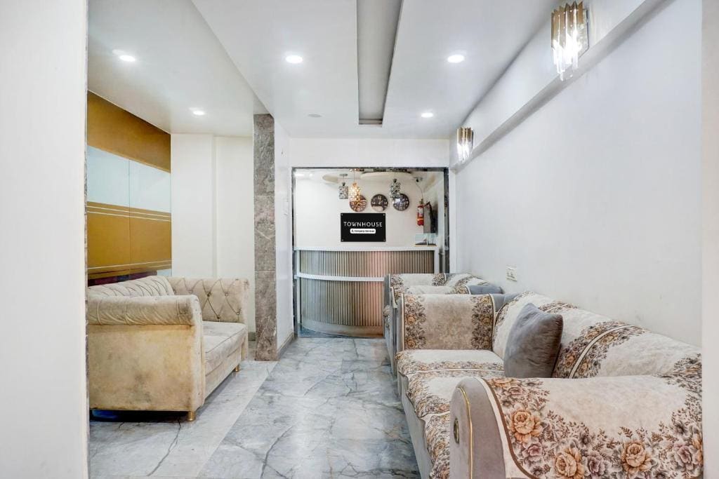 Super Townhouse Ambegaon Road Katraj Formerly White Castle - View 3