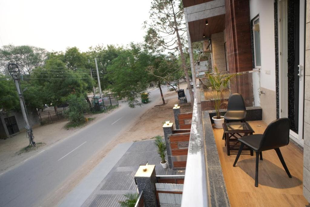 The Empire Corporate Studio Hotel Sector 43 ,Golf Course Road , One Horizon Center - View 4