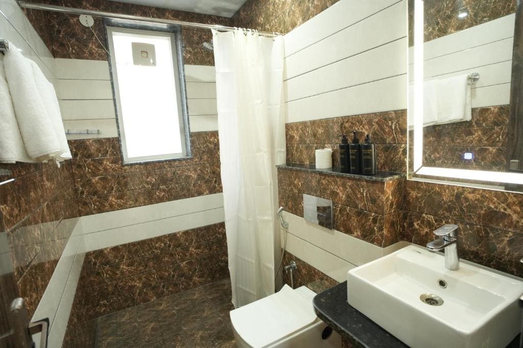 The Empire Corporate Studio Hotel Sector 43 ,Golf Course Road , One Horizon Center - View 3