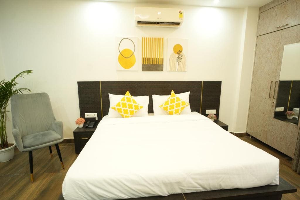 The Empire Corporate Studio Hotel Sector 43 ,Golf Course Road , One Horizon Center - View 2