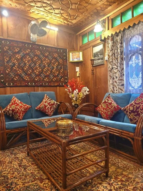 Lily Of The World Houseboat - View 2