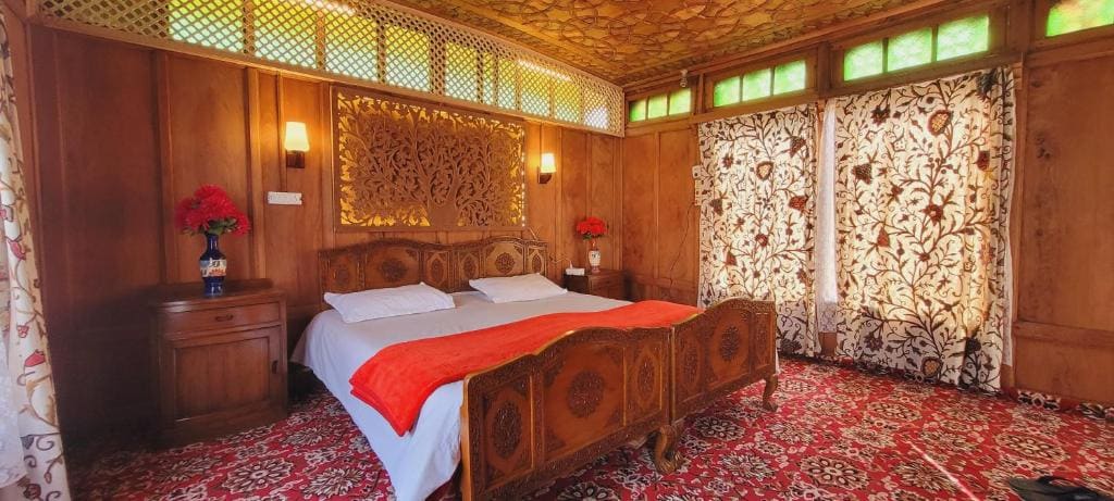 Lily Of The World Houseboat - View 6