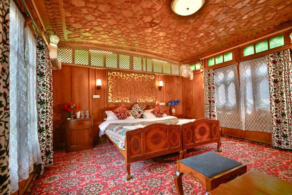 Lily Of The World Houseboat - View 7