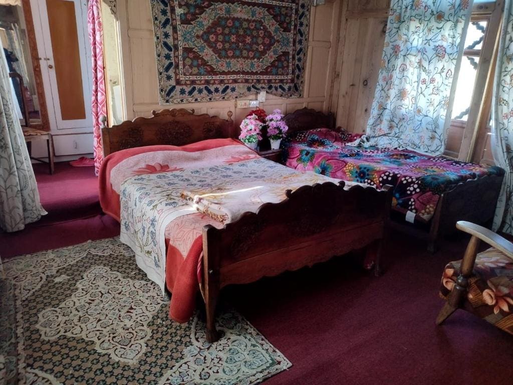Houseboat Shamshad - Main view