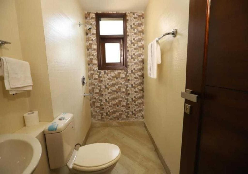 Hotel Khusbu Residency, Green Park Market, South Delhi — Vue 3