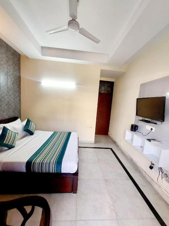 Hotel Khusbu Residency, Green Park Market, South Delhi — Vue 7
