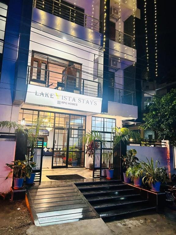 Hotel Lake Vista Stays - Main view