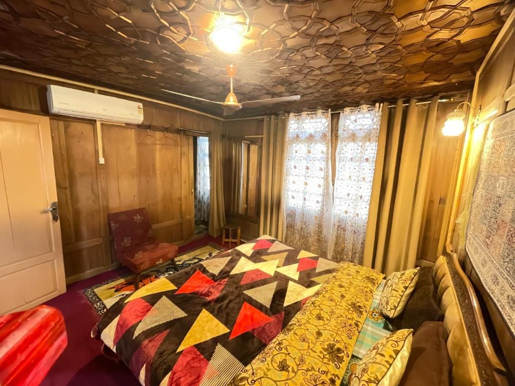 Lucky Kashmir Heritage Houseboat - View 7