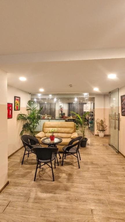 Hotel Mavens White Artemis Hospital Road Sector 52 Gurgaon - View 4