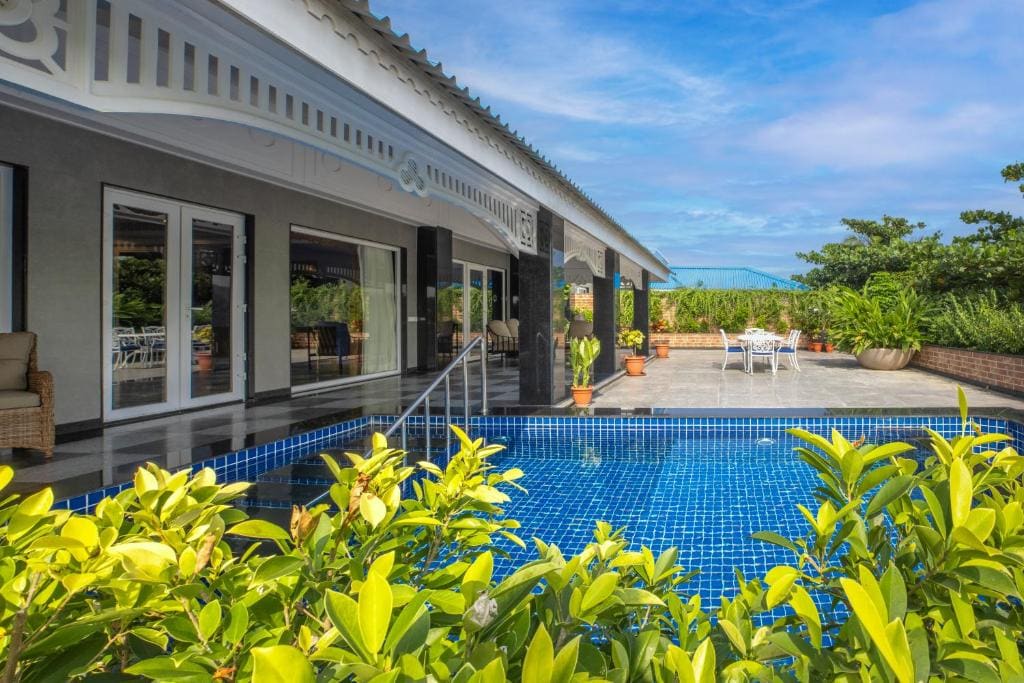 Mayfair Palm Beach Resort - Main view