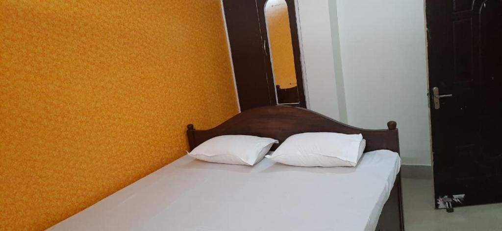Hotel New Gurudeo Basera And Family Restaurant - View 6