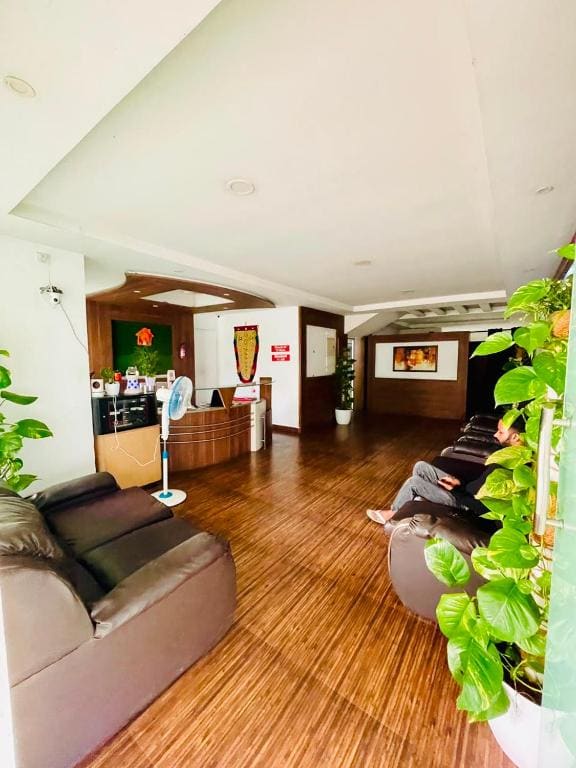 Oval Retreat - Main view