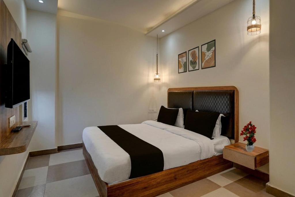 Super Townhouse Sector 62 Gurgaon Near World Mark - View 3