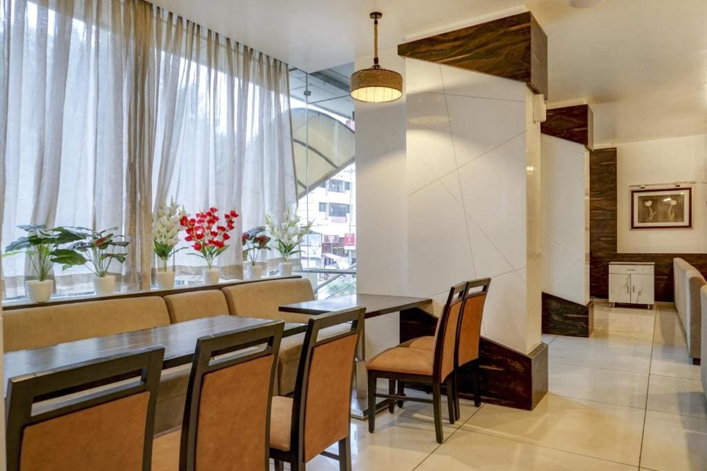 Super Townhouse OAK Regal Inn Near Sant Nagar - View 4