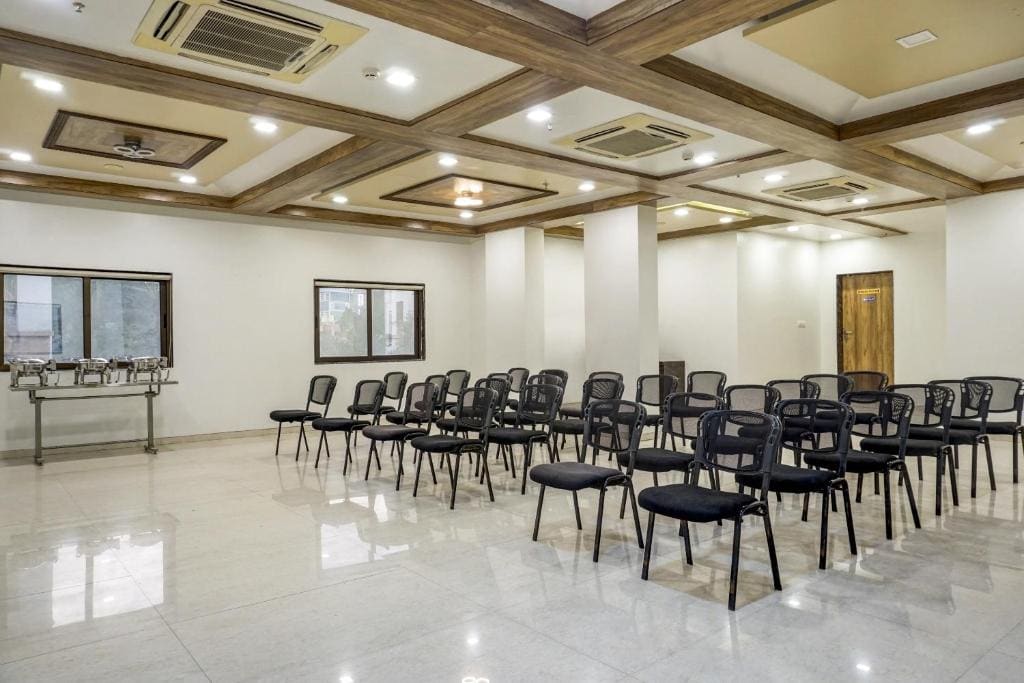 Super Townhouse OAK Regal Inn Near Sant Nagar - View 3