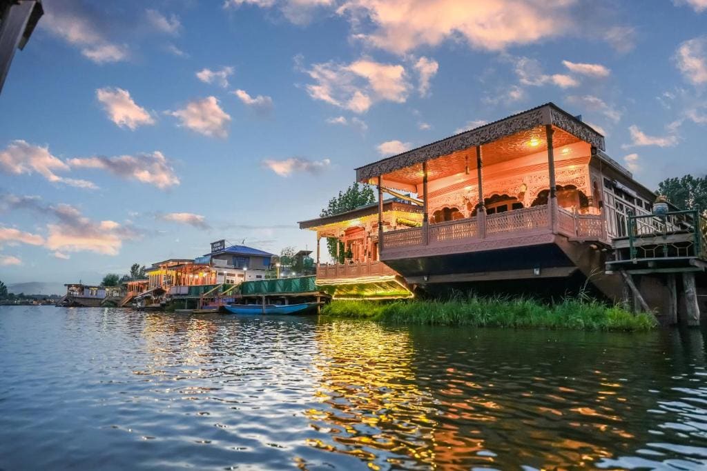 SaffronStays Prince of Kashmir - luxury handcrafted houseboat with mountain views, shikara rides & Kashmiri meals - View 4