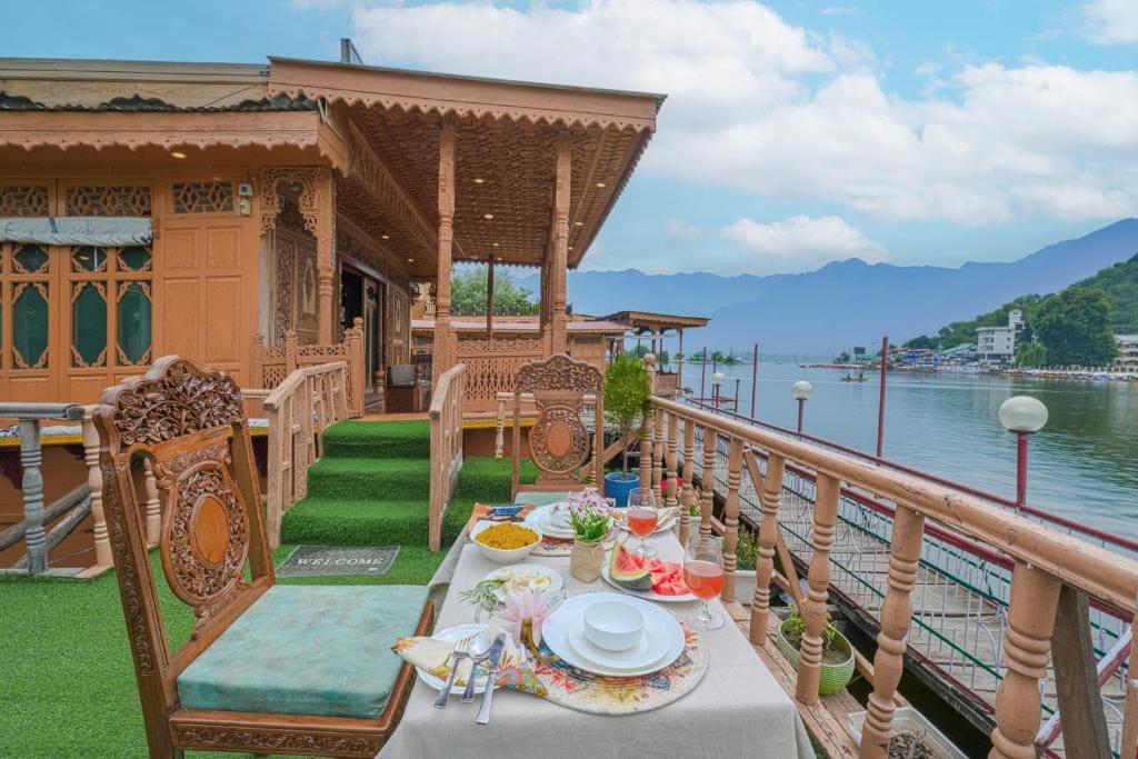SaffronStays Prince of Kashmir - luxury handcrafted houseboat with mountain views, shikara rides & Kashmiri meals - View 5