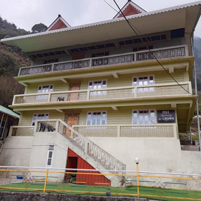 Rufina Lachung de'CROWN - Main view