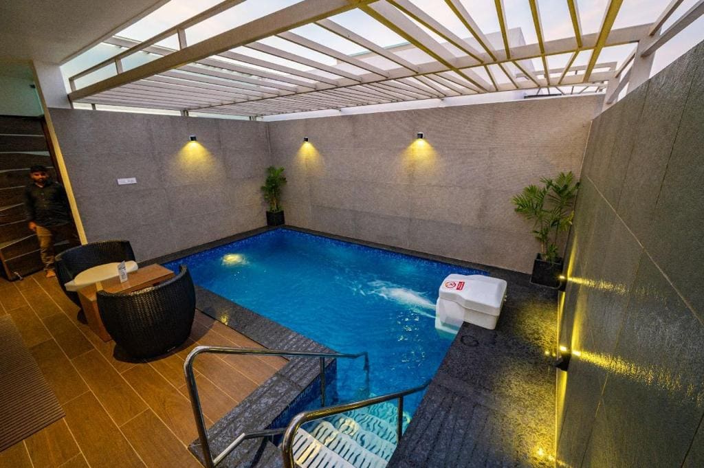 S R Luxury Stays - View 4