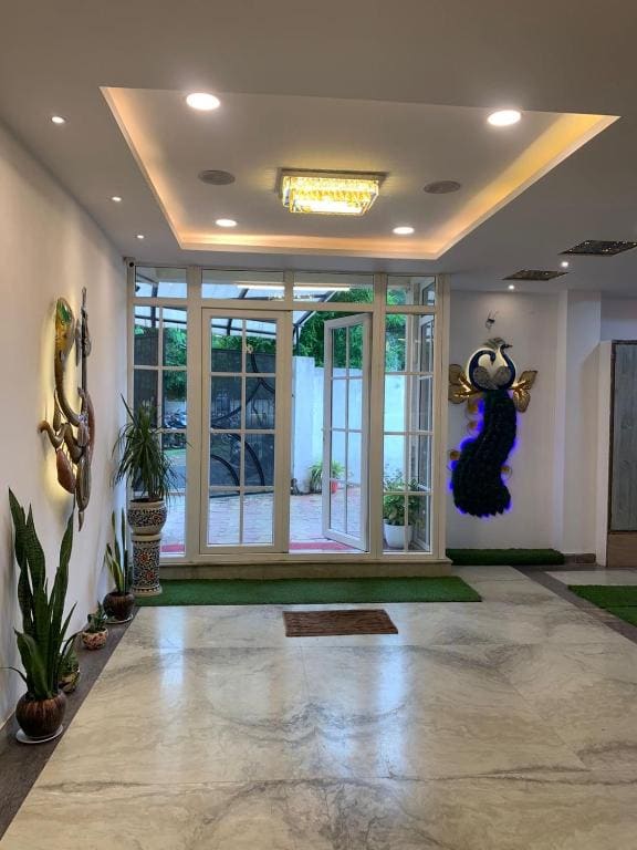 Silver Key Suites - Main view