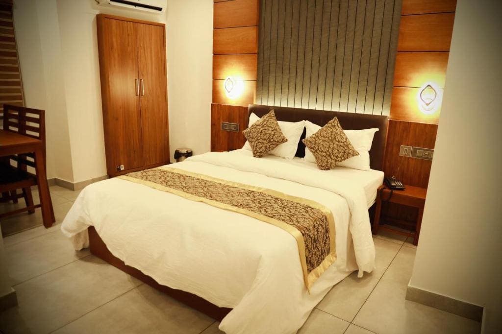 Silverstone Inn - View 2