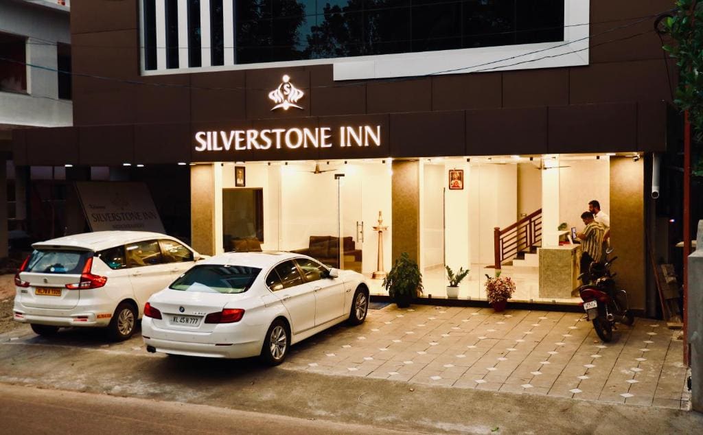 Silverstone Inn - Main view
