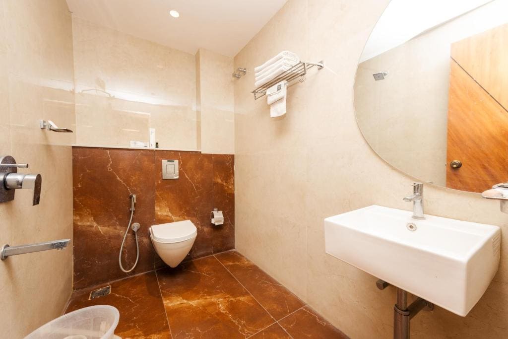 THE CONTINENTAL INN & SUITES - View 3