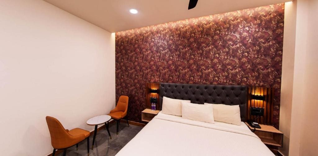 THE CONTINENTAL INN & SUITES - View 7