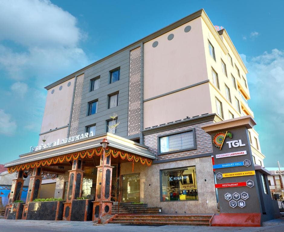 HOTEL THE GRANDLADHUKARA - Main view